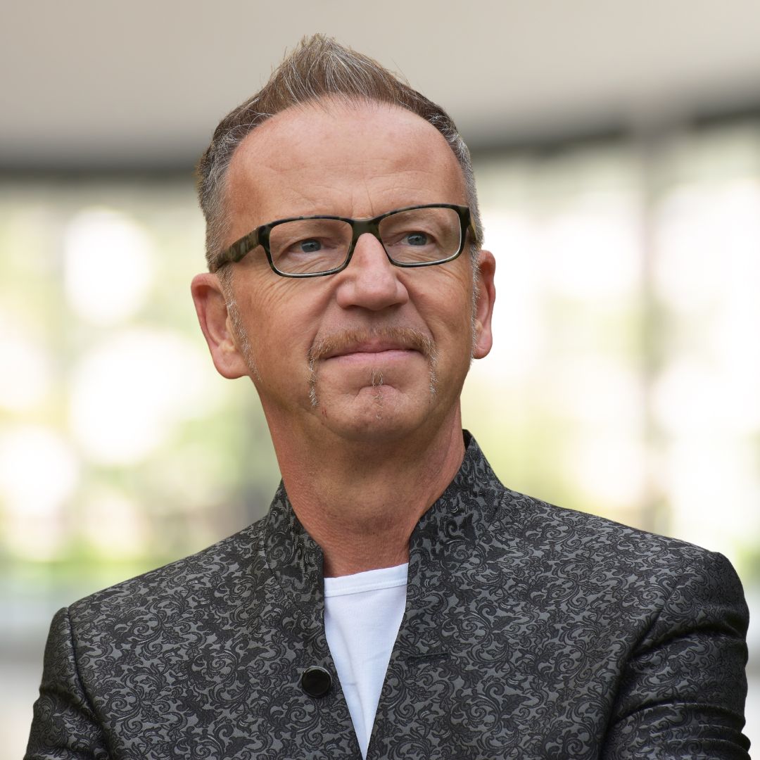 Von Anfang an dabei, ist er der Ice-Breaker für sein Team. hajoona ist für ihn ein Zuhause für persönliches Wachstum. Diese Möglichkeit verkörpert er als Leader und Wegbereiter.