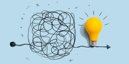 Illustration eines schwarzen, wirren Linienknäuels mit einem klaren Weg zur gelben Glühbirne – Symbol für Problemlösung, Klarheit und Inspiration.