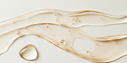 Transparente Geltextur mit kleinen Bläschen auf weißem Untergrund.