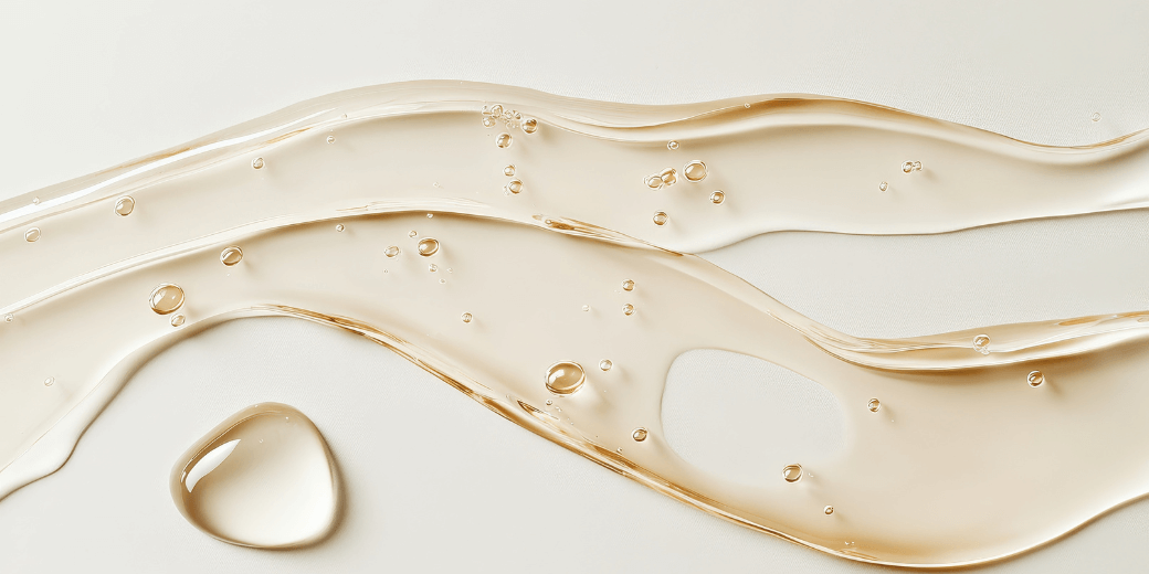 Transparente Geltextur mit kleinen Bläschen auf weißem Untergrund.