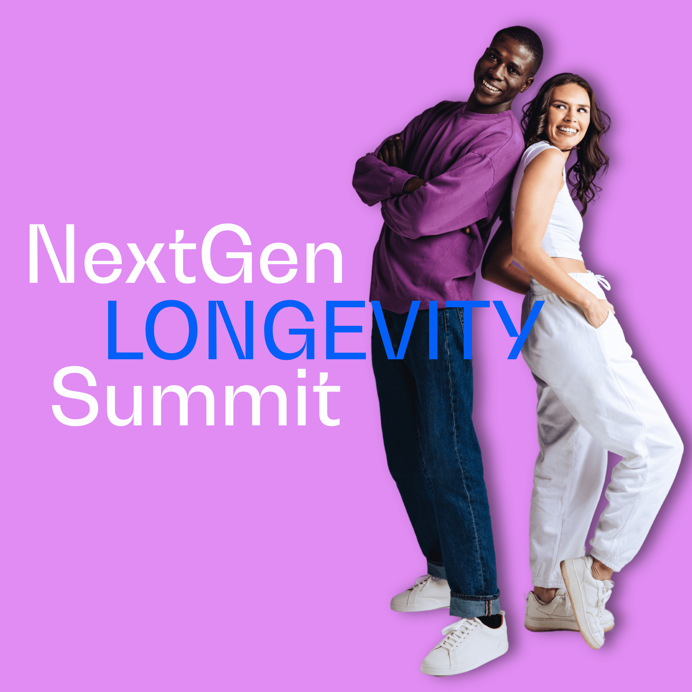 Zwei junge Menschen stehen lächelnd Rücken an Rücken vor pinkem Hintergrund. Daneben steht in weißer und blauer Schrift: „NextGen Longevity Summit“