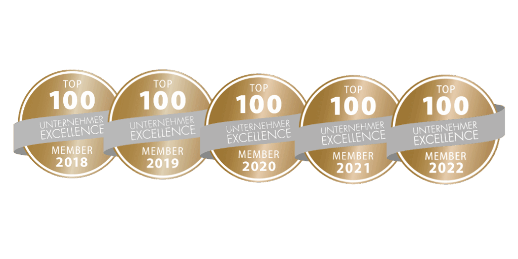 Fünf goldene Auszeichnungen mit der Aufschrift „Top 100 Unternehmer Excellence – Member 2018 bis 2022“. Das Bild symbolisiert fünf Jahre in Folge unter den besten Unternehmern.