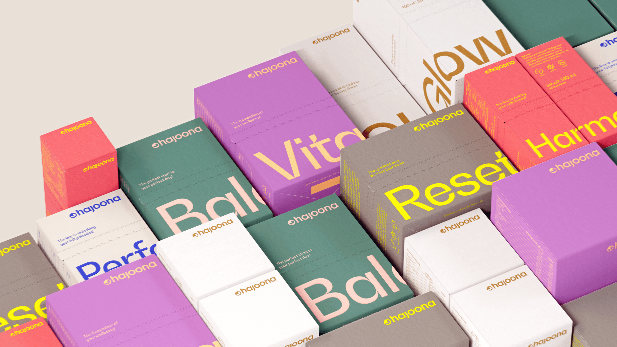 Alternativtext (barrierefrei & bildbeschreibend) Mehrere farbige Produktboxen der Marke hajoona liegen nebeneinander. Die Verpackungen in Grün, Lila, Weiß, Grau und Blau tragen die Aufschriften „Balance“, „Vitality“, „Glow“, „Reset“ und „Performance“. Die Boxen sind modern gestaltet, mit klarer Typografie und Farbcodierung.